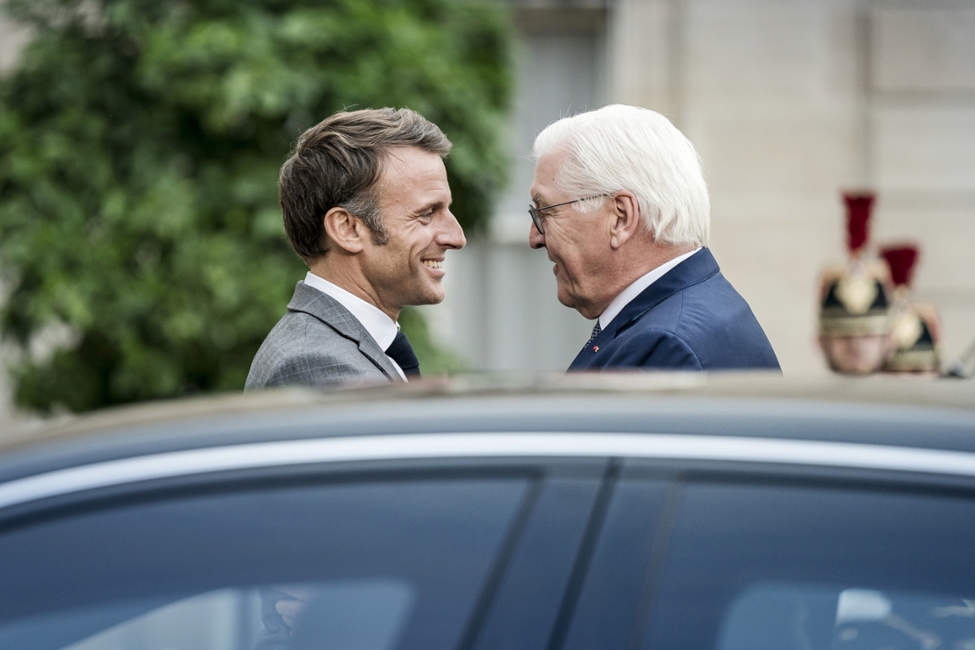 Bundespräsident Frank-Walter Steinmeier und der französische Staatspräsident Emmanuel Macron begegenen sich am Auto